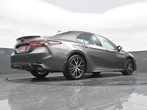 Used 2024 Toyota Camry SE image 31