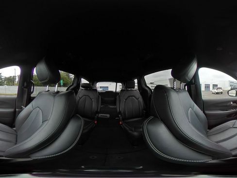 Used 2025 Chrysler Pacifica Select FWD image 45
