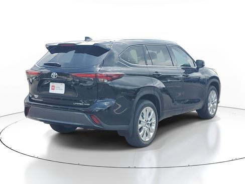 Used 2024 Toyota Highlander Limited AWD/4WD image 6