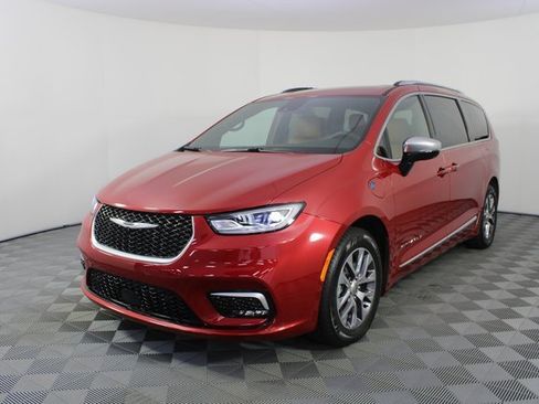 Used 2025 Chrysler Pacifica Pinnacle image 27