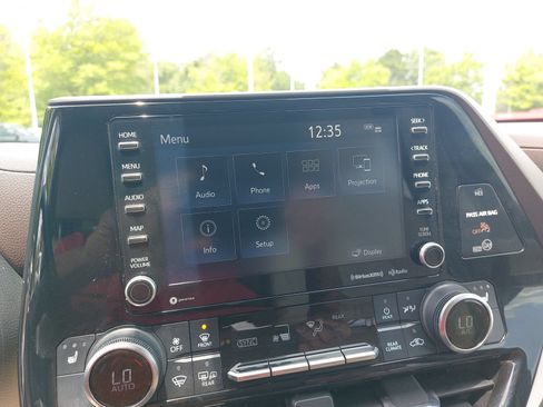 Used 2021 Toyota Highlander XLE FWD image 24