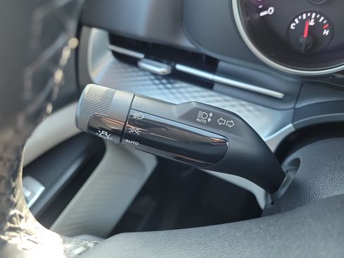 Used 2023 Kia Carnival LX FWD image 27