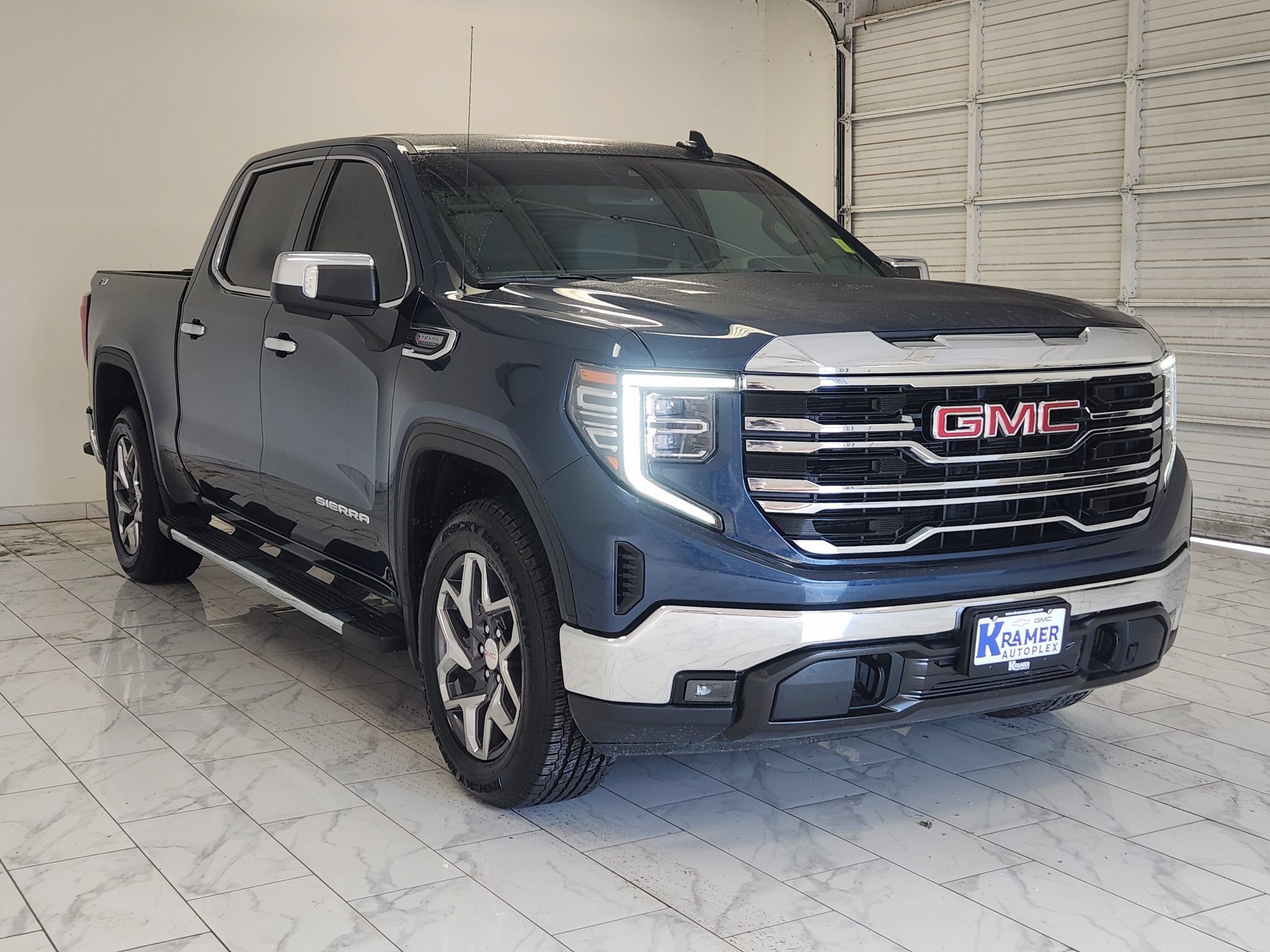 Used 2023 GMC Sierra 1500 SLT AWD/4WD image 3