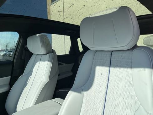 Used 2024 Cadillac Lyriq Luxury image 11