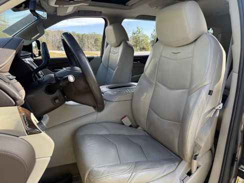 Used 2017 Cadillac Escalade Premium Luxury image 37