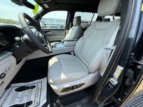 Used 2025 Jeep Wagoneer Series III w/ Premium Group I AWD/4WD image 9