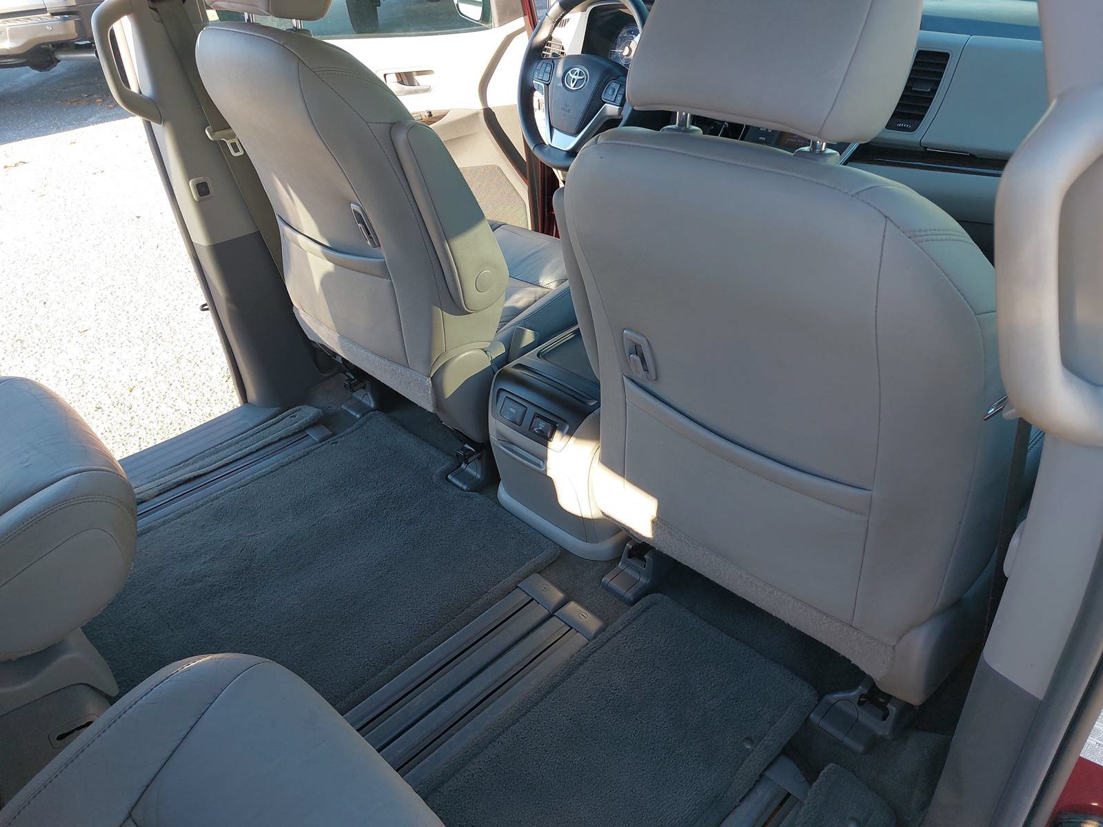 Used 2016 Toyota Sienna XLE Premium FWD image 11