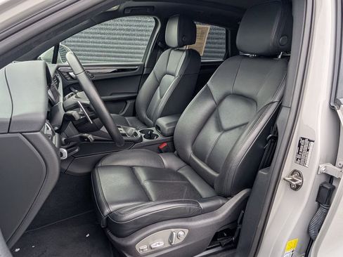 Certified 2024 Porsche Macan image 5