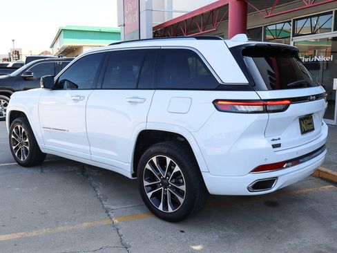 Used 2022 Jeep Grand Cherokee Overland w/ Luxury Tech Group IV AWD/4WD image 6