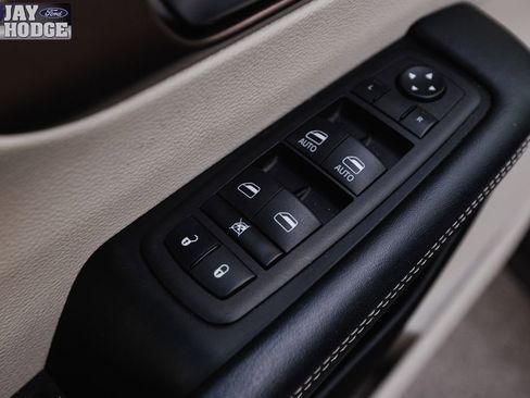 Used 2023 Chrysler Voyager LX image 29