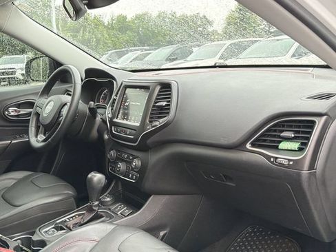 Used 2019 Jeep Cherokee Trailhawk AWD/4WD image 19