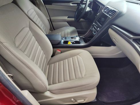 Used 2019 Ford Fusion SE FWD image 19