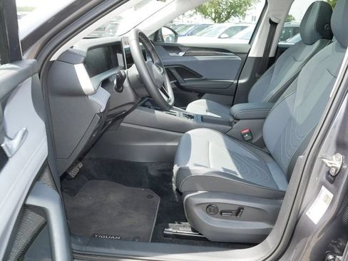 Certified 2025 Volkswagen Tiguan SE AWD/4WD image 13