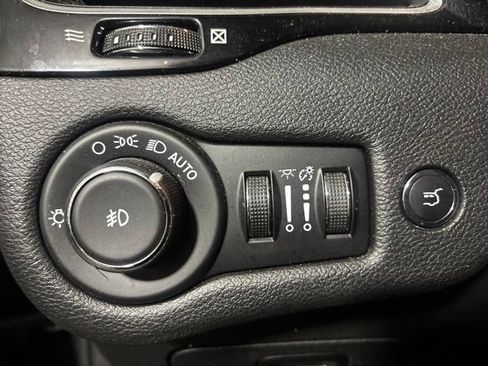 Used 2019 Jeep Cherokee Latitude Plus AWD/4WD image 27