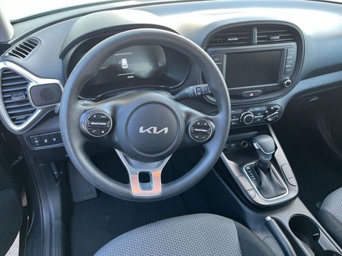 Used 2025 Kia Soul LX w/ LX Technology Package FWD image 34