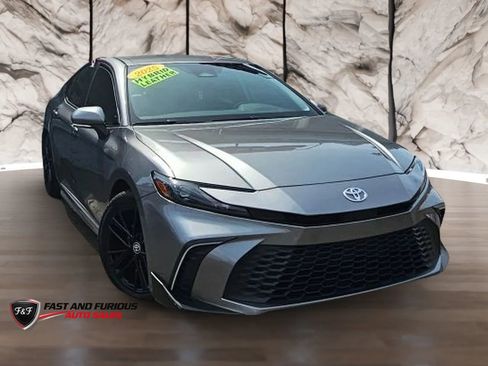Used 2025 Toyota Camry SE w/ Convenience Package FWD image 1