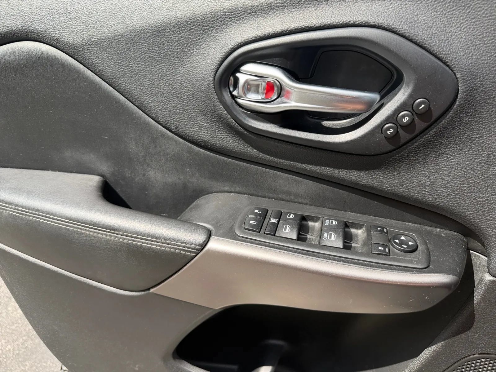 Used 2019 Jeep Cherokee Limited FWD image 17