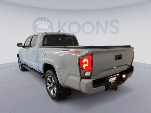 Used 2019 Toyota Tacoma TRD Sport w/ TRD Premium Sport Package AWD/4WD image 7