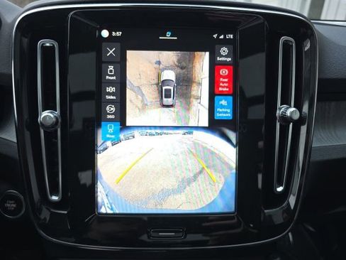 Certified 2024 Volvo XC40 B5 Plus w/ Climate Package image 34