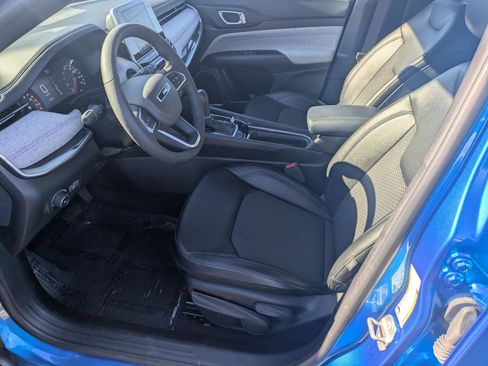 Certified 2025 Jeep Compass Latitude image 14