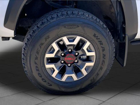 Used 2021 Toyota Tacoma TRD Off-Road w/ Technology Package AWD/4WD image 10