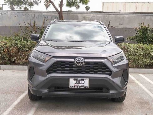 Used 2019 Toyota RAV4 LE FWD image 2