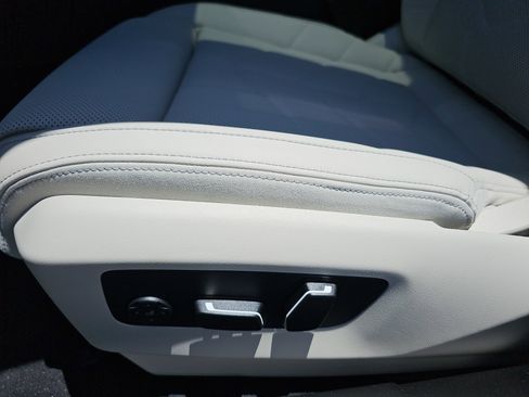 Used 2025 BMW 530i w/ Premium Package RWD image 31