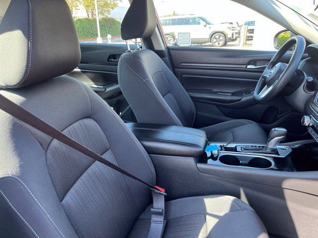 Used 2024 Nissan Altima 2.5 SV FWD image 12