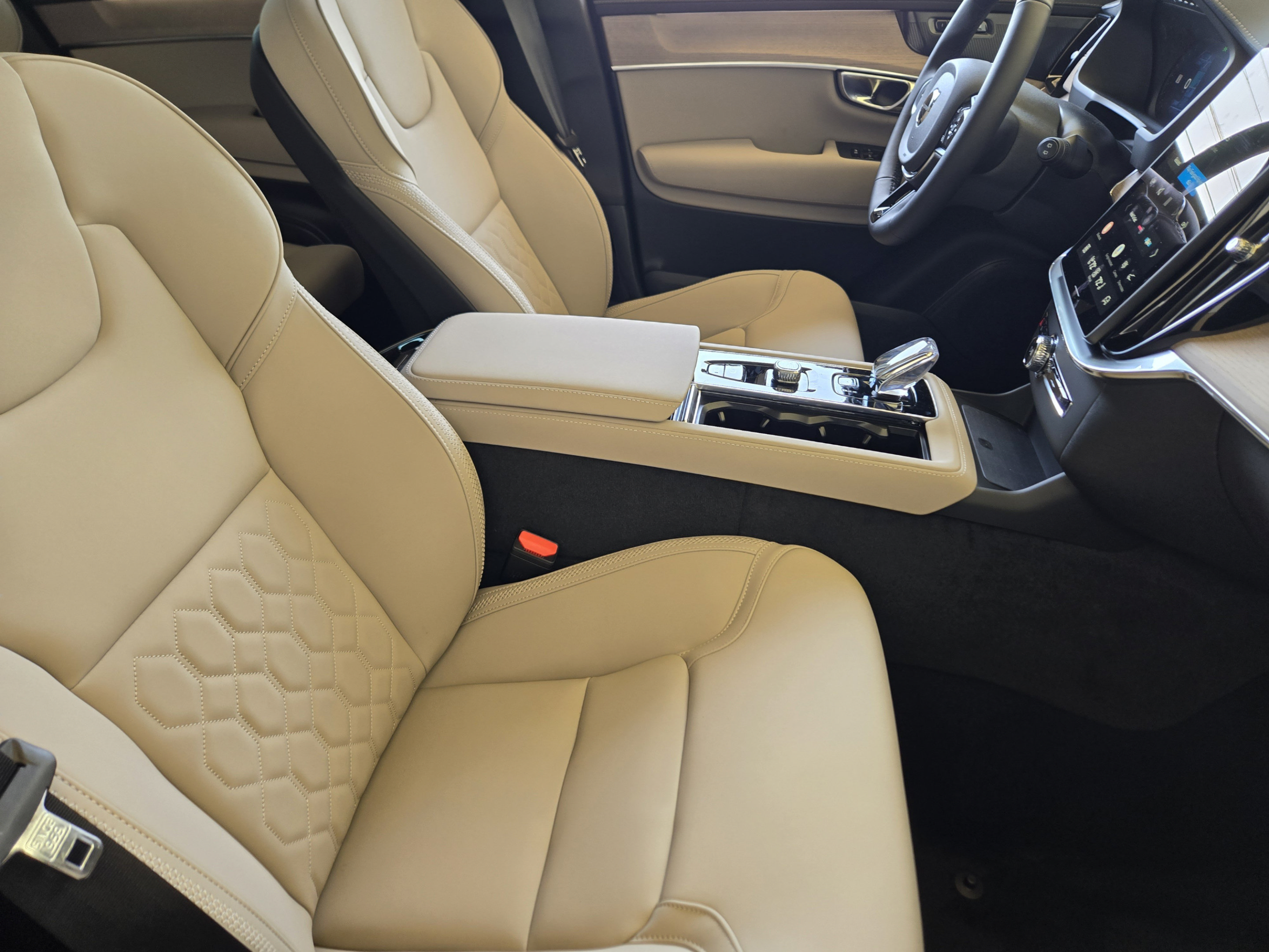 New 2026 Volvo XC90 T8 Plus w/ Protection Package Premier AWD/4WD image 11