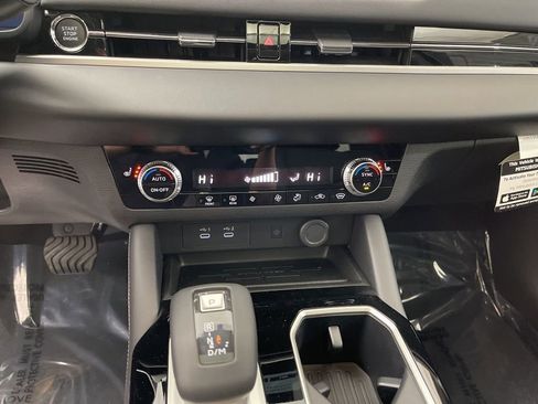 New 2025 Mitsubishi Outlander SE image 14