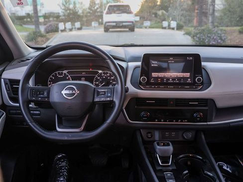 Used 2025 Nissan Rogue SV image 21