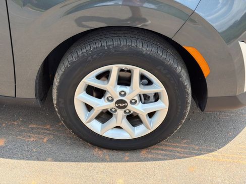 Used 2025 Kia Soul LX w/ LX Technology Package FWD image 12