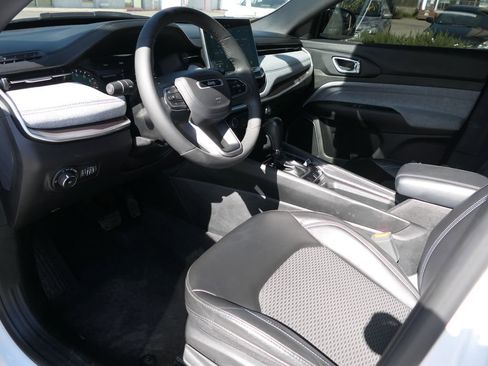 Used 2023 Jeep Compass Latitude image 11