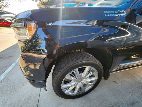 Used 2023 Chevrolet Silverado 1500 High Country w/ Technology Package AWD/4WD image 7