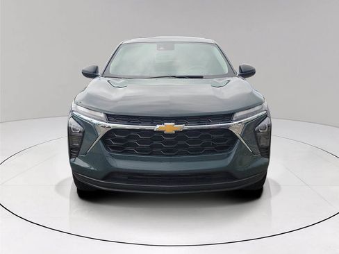 Used 2025 Chevrolet Trax LS FWD image 2