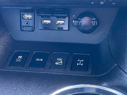 Used 2019 Toyota Highlander XLE AWD/4WD image 29