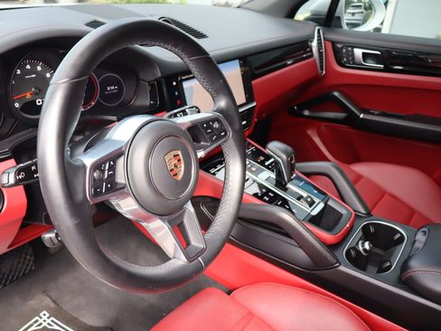 Used 2023 Porsche Cayenne w/ Premium Package AWD/4WD image 12