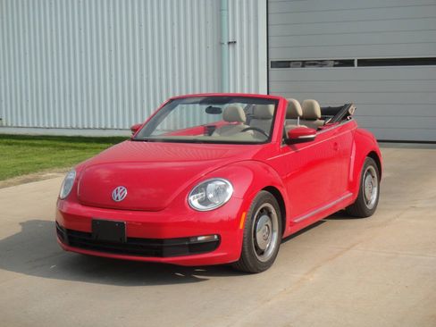 Used 2013 Volkswagen Beetle 2.5 FWD image 2