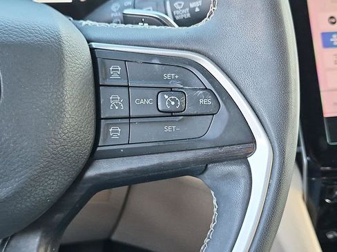 Used 2023 Jeep Grand Cherokee Limited w/ Black Appearance Package AWD/4WD image 18