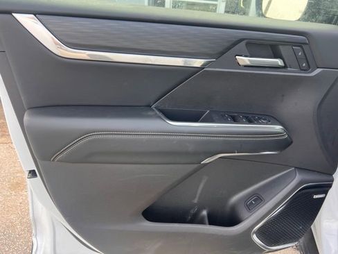 Used 2025 GMC Acadia Elevation w/ Elevation Premium Package image 9