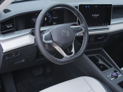 Certified 2025 Volkswagen Tiguan SE FWD image 9
