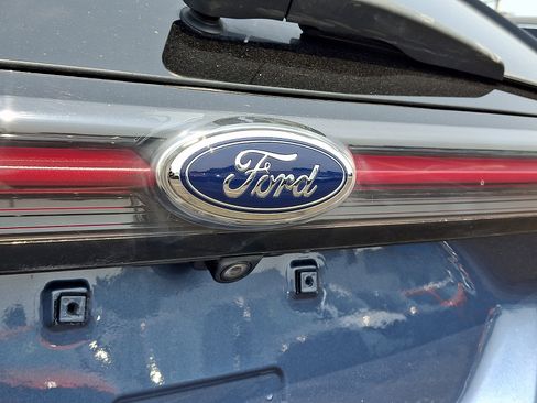 Used 2018 Ford Edge Titanium w/ Equipment Group 301A AWD/4WD image 32