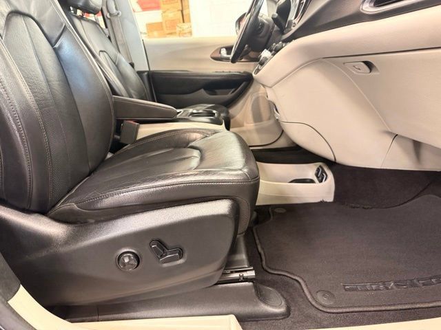 Used 2017 Chrysler Pacifica Touring-L Plus w/ Tire & Wheel Group FWD image 30