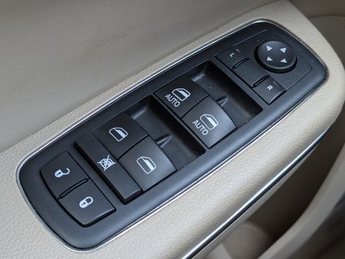 Used 2011 Chrysler 300 C w/ Sound Group RWD image 22
