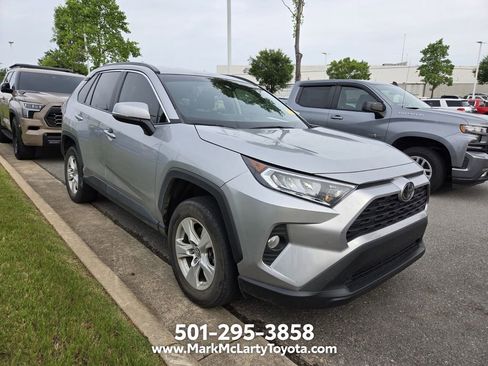 Used 2020 Toyota RAV4 XLE FWD image 2