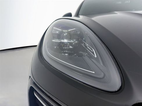 Used 2023 Porsche Macan AWD/4WD image 31