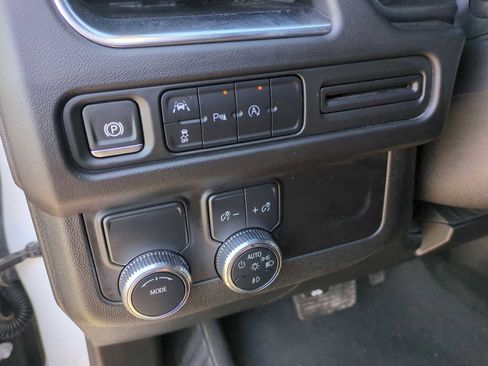 Used 2024 GMC Yukon SLT image 34