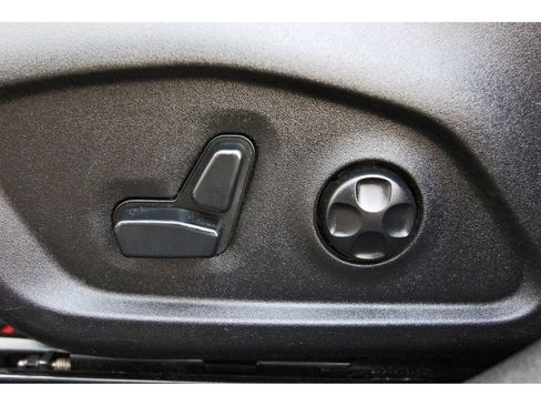 Used 2015 Jeep Renegade Latitude w/ Popular Equipment Group image 29