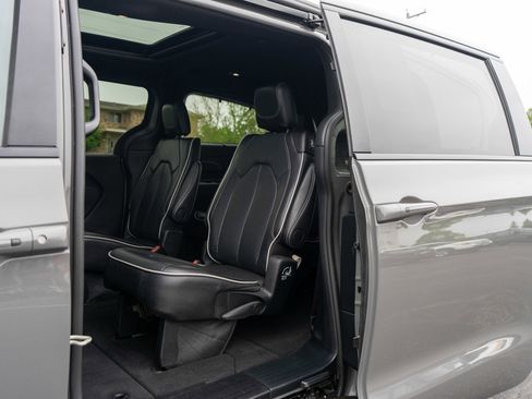 Used 2025 Chrysler Pacifica Limited FWD image 29