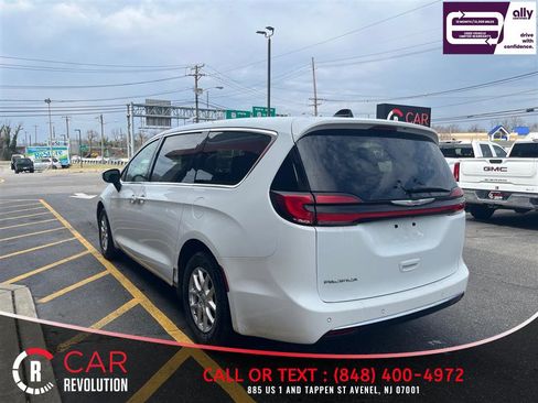 Used 2023 Chrysler Pacifica Touring-L FWD image 4